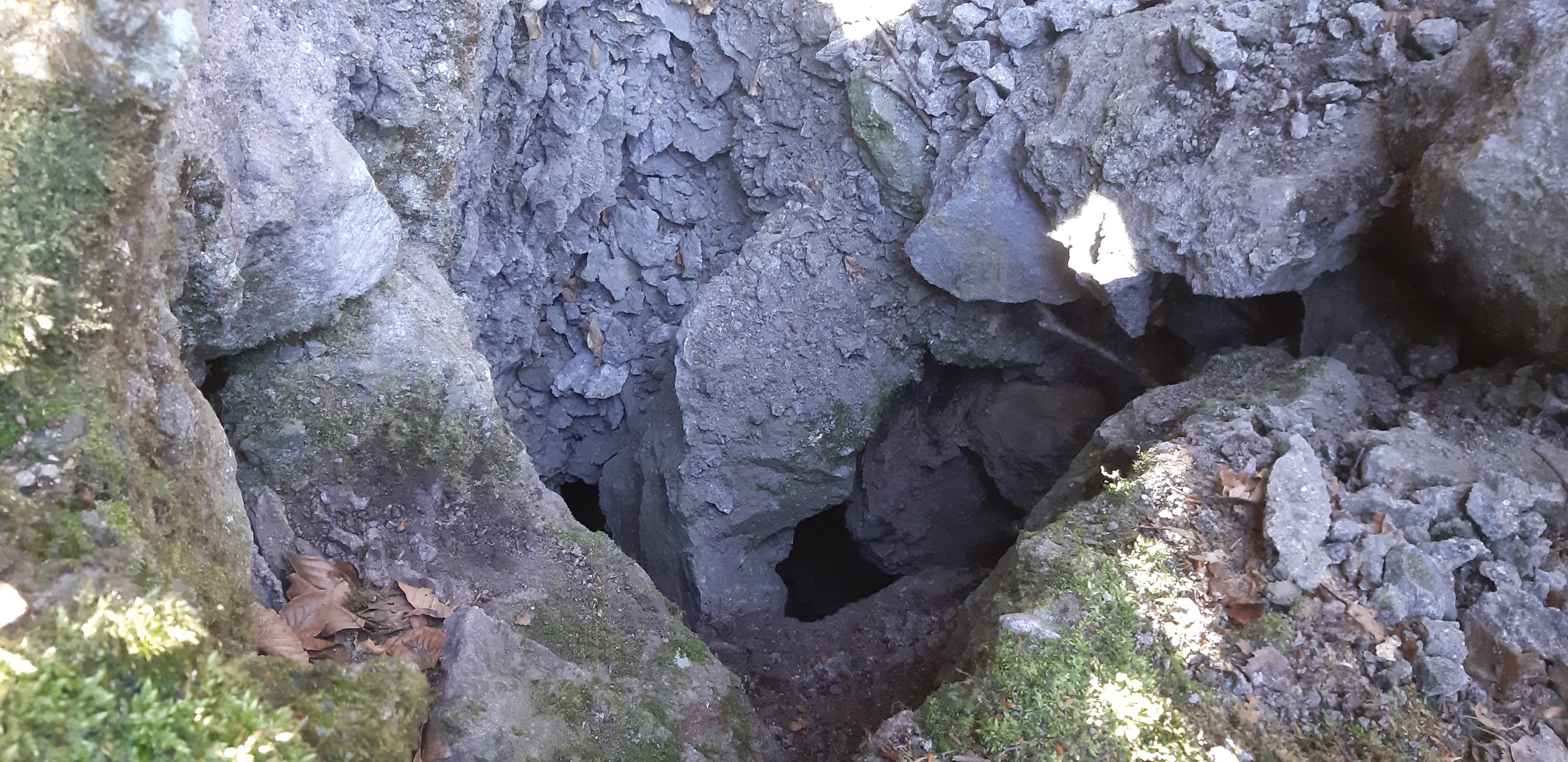 Dvojdiera - vchod do jaskyne